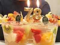 食品, カップ, テーブル, ケーキ が含まれている画像
AI 生成コンテンツは誤りを含む可能性があります。