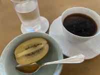 皿の上にあるコーヒー
AI 生成コンテンツは誤りを含む可能性があります。