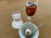 テーブル, カップ, 座る, 皿 が含まれている画像
AI 生成コンテンツは誤りを含む可能性があります。