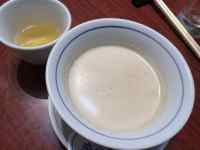 皿の上にあるコーヒー
AI 生成コンテンツは誤りを含む可能性があります。