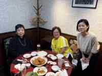 テーブルを囲んで食事をしている人達
AI 生成コンテンツは誤りを含む可能性があります。