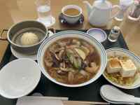 テーブルの上にある料理
AI 生成コンテンツは誤りを含む可能性があります。