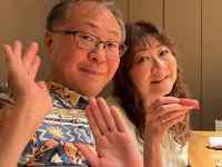 屋内, 男, 座る, テーブル が含まれている画像
AI 生成コンテンツは誤りを含む可能性があります。