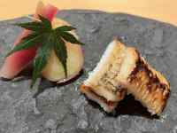 サンドイッチを持っている手
AI 生成コンテンツは誤りを含む可能性があります。