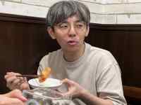 レストランで食事をしている男性
AI 生成コンテンツは誤りを含む可能性があります。