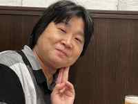 壁の前にいる男性
AI 生成コンテンツは誤りを含む可能性があります。