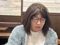 窓の傍にいる女性
AI 生成コンテンツは誤りを含む可能性があります。