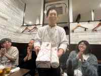 屋内, 人, ワイン, テーブル が含まれている画像
AI 生成コンテンツは誤りを含む可能性があります。