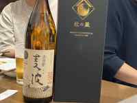 ボトルを持っている男性
AI 生成コンテンツは誤りを含む可能性があります。