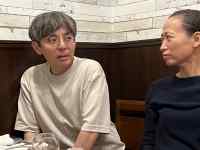 椅子に座っている男性
AI 生成コンテンツは誤りを含む可能性があります。