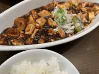 皿の上の料理
AI 生成コンテンツは誤りを含む可能性があります。