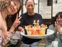 レストランで食事をしている人達
AI 生成コンテンツは誤りを含む可能性があります。