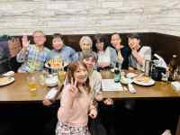 テーブルを囲んで座っている数人の男女
AI 生成コンテンツは誤りを含む可能性があります。