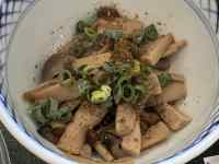 ボウルに入った料理
AI 生成コンテンツは誤りを含む可能性があります。