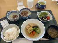 テーブルの上にあるいろんな料理
AI 生成コンテンツは誤りを含む可能性があります。