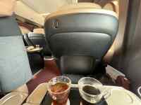 車の座席に座っている
AI 生成コンテンツは誤りを含む可能性があります。