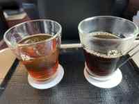 テーブルの上の飲み物が入ったグラス
AI 生成コンテンツは誤りを含む可能性があります。