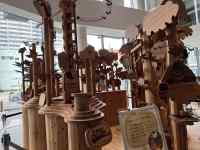 屋内, 建物, テーブル, 椅子 が含まれている画像
AI 生成コンテンツは誤りを含む可能性があります。