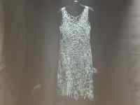 ドレス, シャツ, カーテン が含まれている画像
AI 生成コンテンツは誤りを含む可能性があります。