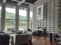 窓, 屋内, テーブル, 建物 が含まれている画像
AI 生成コンテンツは誤りを含む可能性があります。