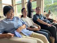 窓のそばに座っている人たち
AI 生成コンテンツは誤りを含む可能性があります。