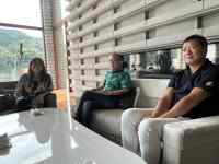 屋内, 人, 窓, 男 が含まれている画像
AI 生成コンテンツは誤りを含む可能性があります。