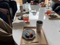 屋内, テーブル, 座る, 散らかった が含まれている画像
AI 生成コンテンツは誤りを含む可能性があります。