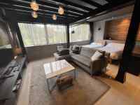 屋内, 建物, テーブル, 部屋 が含まれている画像
AI 生成コンテンツは誤りを含む可能性があります。