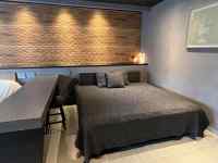 寝室の一角にあるベット
AI 生成コンテンツは誤りを含む可能性があります。