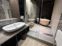 鏡のあるバスルーム
AI 生成コンテンツは誤りを含む可能性があります。