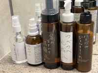 カウンターに置いている様々な種類の瓶
AI 生成コンテンツは誤りを含む可能性があります。