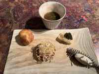 テーブル, 座る, 皿, 木製 が含まれている画像
AI 生成コンテンツは誤りを含む可能性があります。