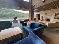 家具のあるリビングルーム
AI 生成コンテンツは誤りを含む可能性があります。