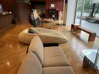 家具のあるリビングルーム
AI 生成コンテンツは誤りを含む可能性があります。