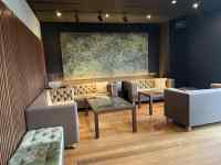 暖炉のあるリビングルーム
AI 生成コンテンツは誤りを含む可能性があります。