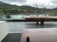 ベンチ, 座る, 水, 建物 が含まれている画像
AI 生成コンテンツは誤りを含む可能性があります。