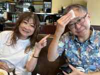 レストランに座っている男性
AI 生成コンテンツは誤りを含む可能性があります。