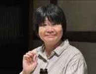 白い壁の前に立っている男性
AI 生成コンテンツは誤りを含む可能性があります。