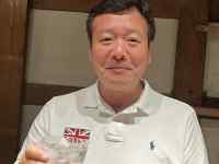 白いシャツを着ている男性
AI 生成コンテンツは誤りを含む可能性があります。