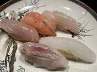 皿, 食品, テーブル, 屋内 が含まれている画像
AI 生成コンテンツは誤りを含む可能性があります。