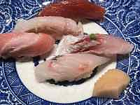 サンドイッチを持っている手
AI 生成コンテンツは誤りを含む可能性があります。