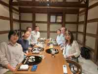 テーブルを囲んでいる人達
AI 生成コンテンツは誤りを含む可能性があります。