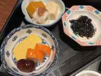 テーブル, 食品, 皿, 座る が含まれている画像
AI 生成コンテンツは誤りを含む可能性があります。