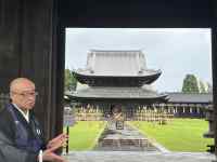 男, 窓, 持つ, 立つ が含まれている画像
AI 生成コンテンツは誤りを含む可能性があります。