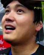 帽子を被っている男性の顔
AI 生成コンテンツは誤りを含む可能性があります。