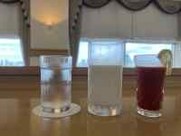 テーブル, カップ, 窓, ガラス が含まれている画像
AI 生成コンテンツは誤りを含む可能性があります。