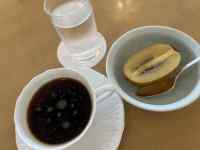 皿の上にあるコーヒー
AI 生成コンテンツは誤りを含む可能性があります。