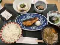 テーブルの上にあるいろんな料理
AI 生成コンテンツは誤りを含む可能性があります。