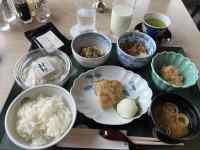 テーブルの上に並べられた料理
AI 生成コンテンツは誤りを含む可能性があります。