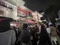 民衆, バス, グループ, 立つ が含まれている画像
AI 生成コンテンツは誤りを含む可能性があります。